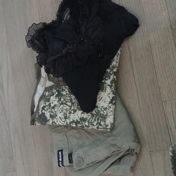 3 items. 1Dkny cargo capris what a deal sz 12.green henly top.blank top - Picture 4 of 15